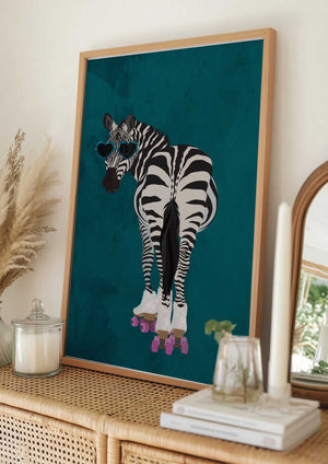 Tablou înramat „Rollerskating Zebra turquoise” de Sarah Manovski